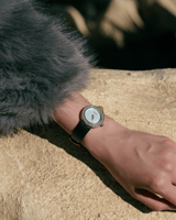 ساعة نسائية بسير من الجلد بلون أسود