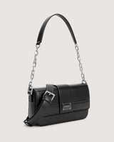 شنطة نسائية بمقاس متوسط باللون الأسود.