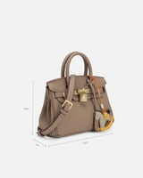 شنطة نسائية بتصميم راقي يناسب كل إطلالاتك بلون بني