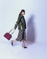 شنطة تالة النسائية مخمل بلون عودي