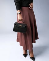 شنطة سُمو النسائية متوسطة الحجم بلون أبيض.