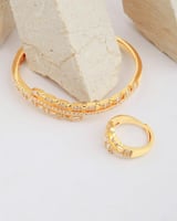 طقم اكسسوار نسائي أنيق بلون ذهبي