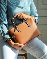 شنطة نسائية بتصميم عملي بلون بني