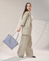 شنطة نسائية بحجم كبير جدا بلون أرجواني