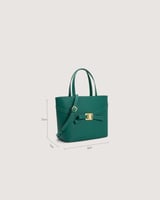 شنطة نسائية بحجم مثالي بلون أخضر