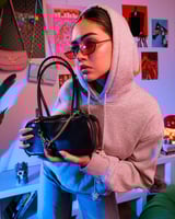 شنطة ترف النسائية باللون الأسود