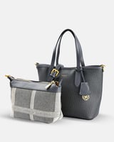 شنطة نسائية بمقاس متوسط بلون رمادي