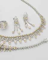 طقم نسائي زركون فريد بلون فضي وذهبي