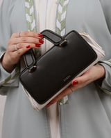 شنطة مميزة بتفاصيل أنيقة باللونين الأبيض والأسود