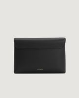 ‎ شنطة نسائية بتصميم عصري بلون أسود.