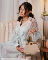 شنطة نسائية بتصميم عصري بلون بيج.