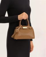 شنطة نسائية من الجلد الفاخر بلون بني