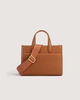 شنطة نسائية بحجم متوسط باللون البني.