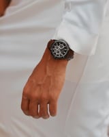 ساعة رجالية بسير من الجلد باللون البني.