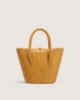 شنطة بلون أصفر بحجم صغير لكل الأوقات.