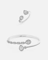 طقم نسائي مميز باللون الفضي