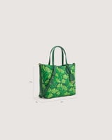 شنطة نسائية لكل يوم بلون أخضر.