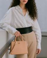 ‎ شنطة نسائية كلاسيك بلون وردي