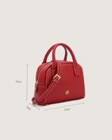 شنطة نسائية بتصميم مميز بلون أحمر