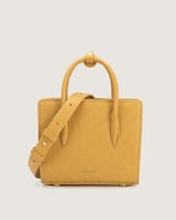 شنطة نسائية تعبر عن الأناقة بلون أصفر