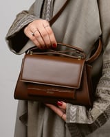 شنطة ترمز للأناقة وتناسب كل إطلالاتك بلون بني