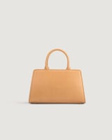 شنطة مميزة بمقاس متوسط بلون وردي.