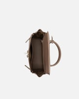 شنطة نسائية تحكي قصة من الأناقة بلون بني