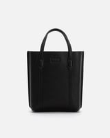 شنطة نسائيةبتصميم عصري بلون أسود