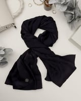 سكارف نسائي متفرد باللون الكحلي