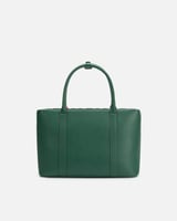 شنطة نسائية تعكس معاني الأناقة من الجلد بلون أخضر