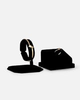 طقم نسائي جذاب بلون ذهبي