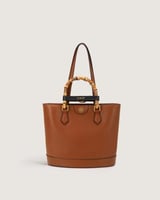 شنطة نسائية بتصميم عصري بلون بني.