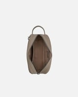 شنطة رجالية تكمل أناقتك بلون ترابي