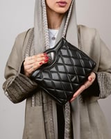 شنطة نسائية بتصميم راقي وحجم مناسب بلون أسود