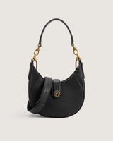 شنطة نسائية بلون أسود وبمقاس صغير.