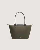 ‎ شنطة نسائية بحجم متوسط بلون أخضر.