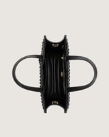 شنطة نسائية بلون أسود بمقاس يناسب اطلالة كل يوم