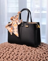 شنطة نسائية بتصميم كلاسيك بلون أسود