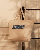 ‎ شنطة نسائية صيفية بلون بيج.