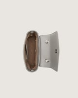 شنطة نسائية كلاسيك باللون الرمادي.