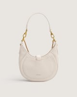 شنطة نسائية بلون أبيض وبمقاس صغير.