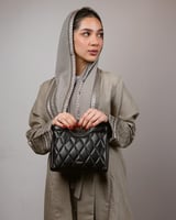 شنطة نسائية بتصميم راقي وحجم مناسب بلون أسود