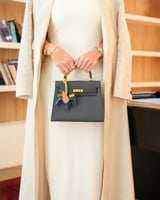 شنطة بلون أزرق بحجم متوسط لكل يوم