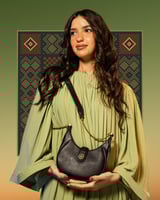 شنطة نسائية بلون أسود وبمقاس صغير.