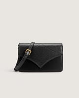 شنطة بحجمها المتوسط وباللون الأسود.