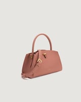 شنطة بلون وردي بحجم متوسط لكل يوم.