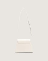 ‎ شنطة نسائية بتصميم عصري بلون بيج.