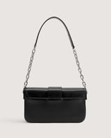 شنطة نسائية بمقاس متوسط باللون الأسود.