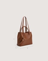 شنطة نسائية بحجم واسع باللون البني