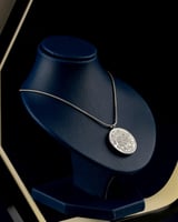 سلسال نسائي متفرد بلون فضي.